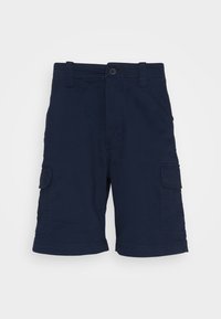 Shorts cargo bleu marine jusqu'aux genoux avec bouton à l'avant, fermeture éclair, passants pour ceinture et poches à rabat de chaque côté.