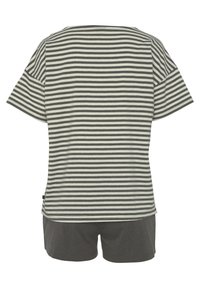 Gestreiftes T-Shirt mit kurzen Ärmeln, das abwechselnd graue und cremefarbene Streifen zeigt, kombiniert mit dunkelgrauen Shorts. Aus weichem Baumwollstoff.
