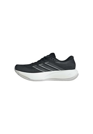 Schwarzer Adidas Laufschuh mit weißer dicker Sohle, Mesh-Obermaterial und drei grauen Seitenstreifen mit der Aufschrift Primewove im Fersenbereich.