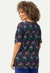 Ulla Popken CORAL REEF SHORT SLEEVE V-NECK  - Triko s potiskem - navy blue