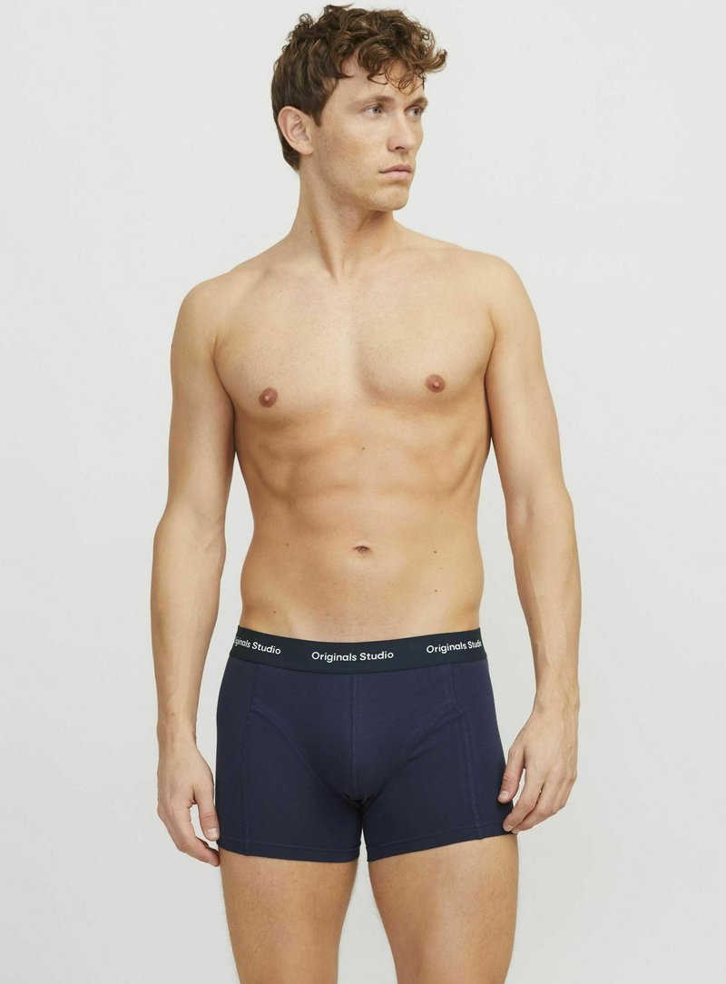 Dunkelblaue Baumwoll-Boxershorts verfügen über einen kontrastierenden schwarzen Bund mit „Originals Studio“-Markierung und einem engen, figurbetonten Design.