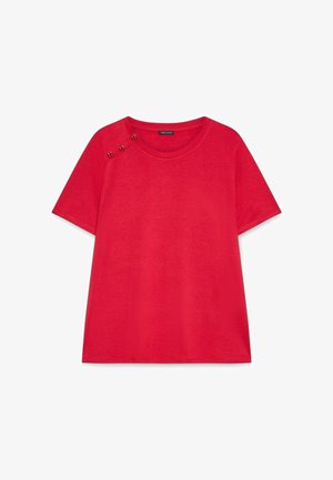 Rode katoenen t-shirt met een ronde halslijn, korte mouwen en drie gouden knoopaccenten op de linkerschouder. Soepele textuur.