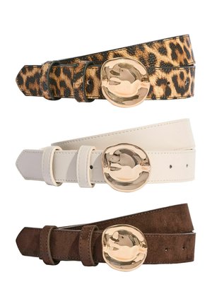 Trzy damskie paski ułożone pionowo: z nadrukiem w panterkę, z białej skóry i z brązowego zamszu, każdy z okrągłą, błyszczącą złotą klamrą.