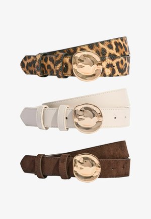 Három női öv függőlegesen egymásra helyezve: leopárdmintás, fehér bőr és barna velúr, mindegyiken kerek, fényes arany csat.