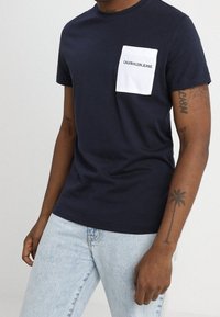 Calvin Klein Jeans T-shirt med print - dark blue