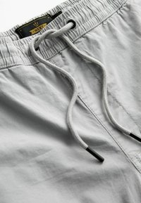 Next STRETCH UTILITY REGULAR TAPERED - Pantalon cargo - light grey