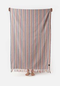 Gestreepte deken met multicolore lijnen in blauw, roze en oranje, met een franjesrand en een zachte textuur. Zachte, lichte stof.