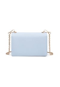 Borsetta a pochette azzurro chiaro con finitura texturizzata e tracolla dorata, esposta su uno sfondo bianco.