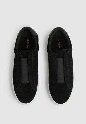 Pantofi slip-on negri din suede, cu inserții elastice, vârf rotund și talpă contrastantă albă. Logo-ul "REISS" în aur pe branț.