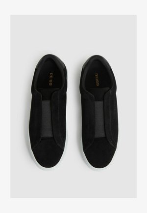 Crne suede cipele na vezanje s elastičnim umetnicima, zaobljenim vrhom i kontrastnom bijelom potplatom. "REISS" logotip u zlatnoj boji na ulošku.