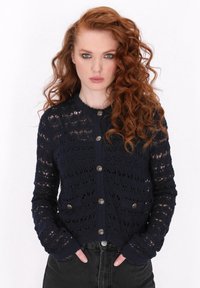 Marineblauer Strickcardigan mit filigranem Spitzenmuster, langen Ärmeln, vorderen Taschen und metallischen Knöpfen. Sanfter Stoff.