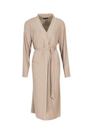 Accappatoio in cotone beige con maniche lunghe, colletto a scialle e cintura in tessuto. Dotato di due tasche frontali e piping bianco lungo i bordi.