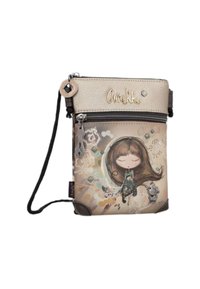 Sac bandoulière compact avec un dessus texturé beige, présentant une fille illustrée, des motifs colorés subtils, une fermeture éclair et une bandoulière détachable.