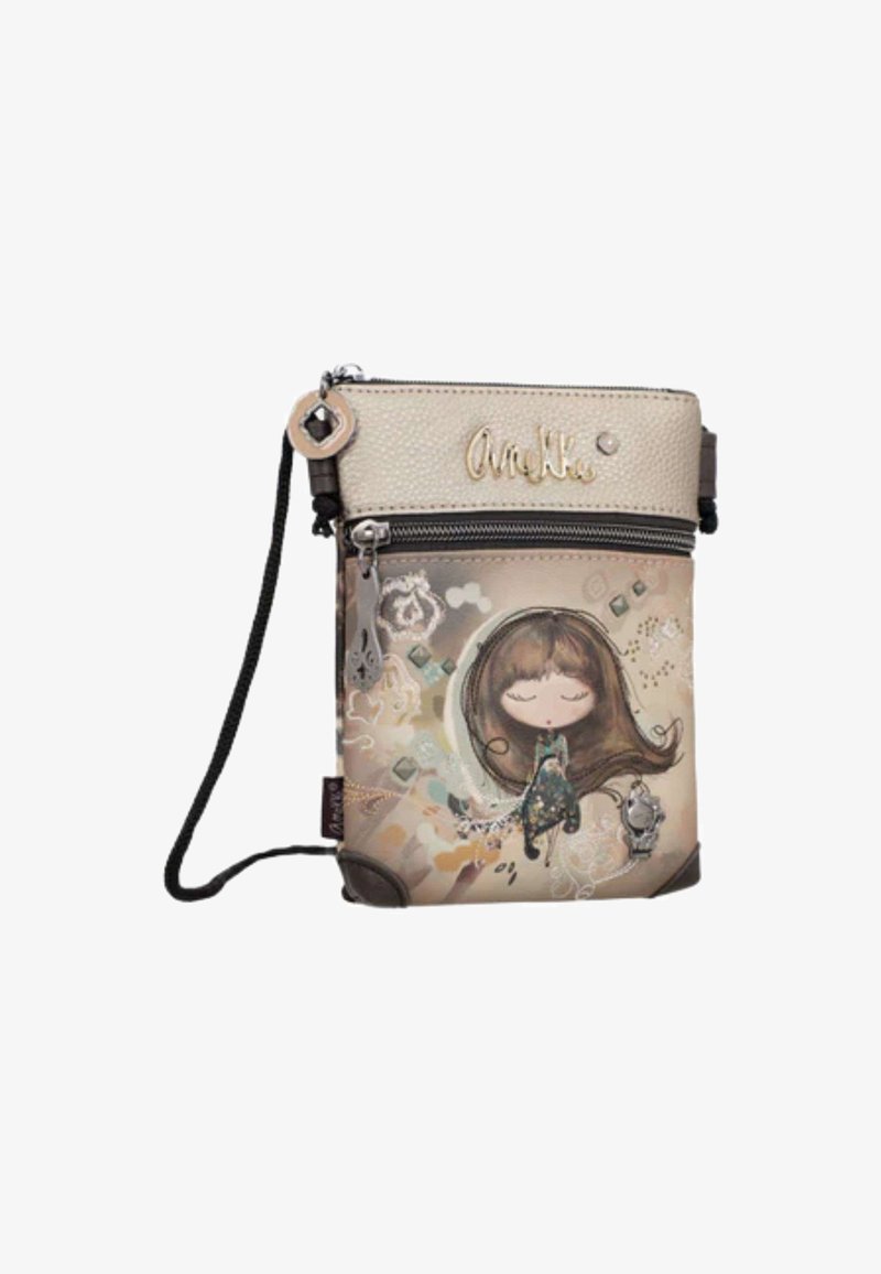 Sac bandoulière compact avec un dessus texturé beige, présentant une fille illustrée, des motifs colorés subtils, une fermeture éclair et une bandoulière détachable.