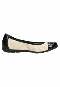 Ballerine en matière synthétique crème avec bout en cuir verni noir. Forme arrondie avec un design simple et semelle en caoutchouc plate.