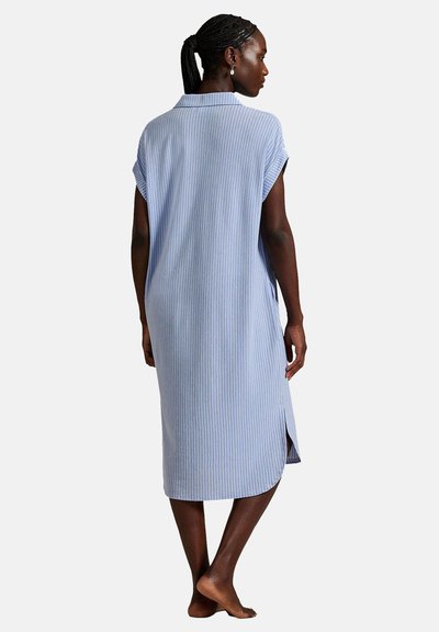 Niebiesko-biała, w paski, sięgająca do kolan koszula nocna z krótkimi rękawami, kołnierzykiem i bocznymi rozcięciami dla swobody ruchów, wykonana z miękkiego materiału.