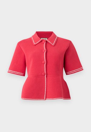 Cardigan en maille à manches courtes de couleur rose vif avec bordure blanche cousue, boutons recouverts de tissu et détail taille peplum ajustée.