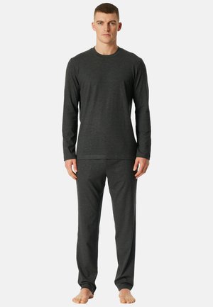 Chemise à manches longues gris foncé et pantalon assorti en tissu doux et texturé ; design ajusté avec un col rond.