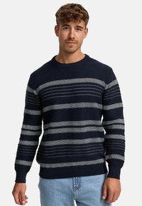 Maritimer Strickpullover in Navy mit breiten grauen Streifen, Rundhalsausschnitt und texturierten Details an Ärmeln und Körper.