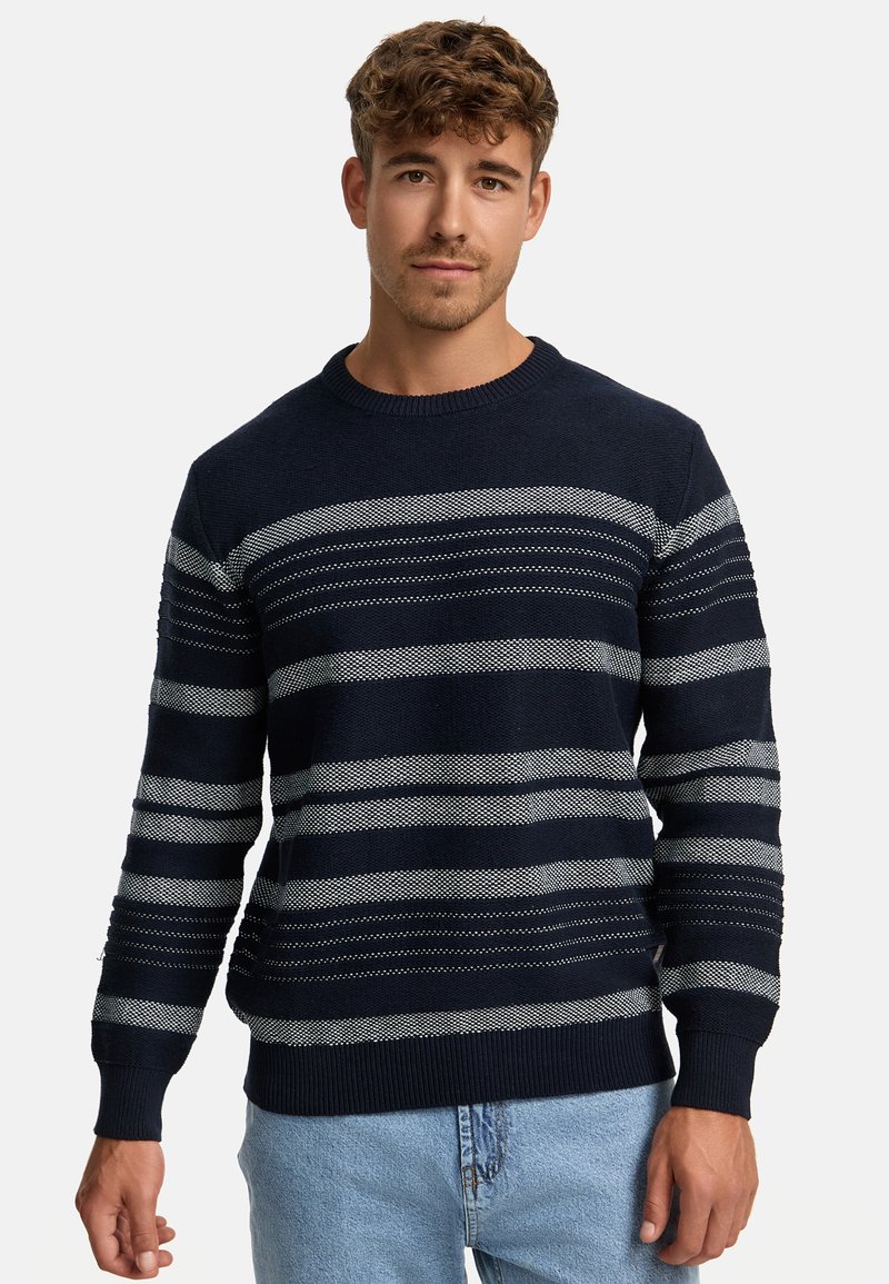 Maritimer Strickpullover in Navy mit breiten grauen Streifen, Rundhalsausschnitt und texturierten Details an Ärmeln und Körper.