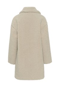Beige, pörröinen fleece-takki, jossa on kaulus, roikkukaulus ja löysä istuvuus. Ominaisuuksiin kuuluu pitkät hihat ja epäsymmetrinen helma. Pehmeä rakenne.