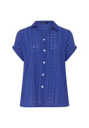 Blauwe blouse met korte mouwen, knoopsluiting en een oogjeskantpatroon, met een klassieke kraag en witte knopen aan de voorkant.
