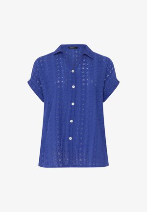 Blauwe blouse met korte mouwen, knoopsluiting en een oogjeskantpatroon, met een klassieke kraag en witte knopen aan de voorkant.