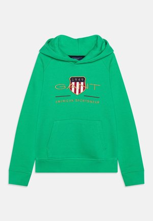 Zielona bluza z kapturem i przednią kieszenią, z emblematem tarczy z napisem "1949" oraz "GANT AMERICAN SPORTSWEAR" na piersi.