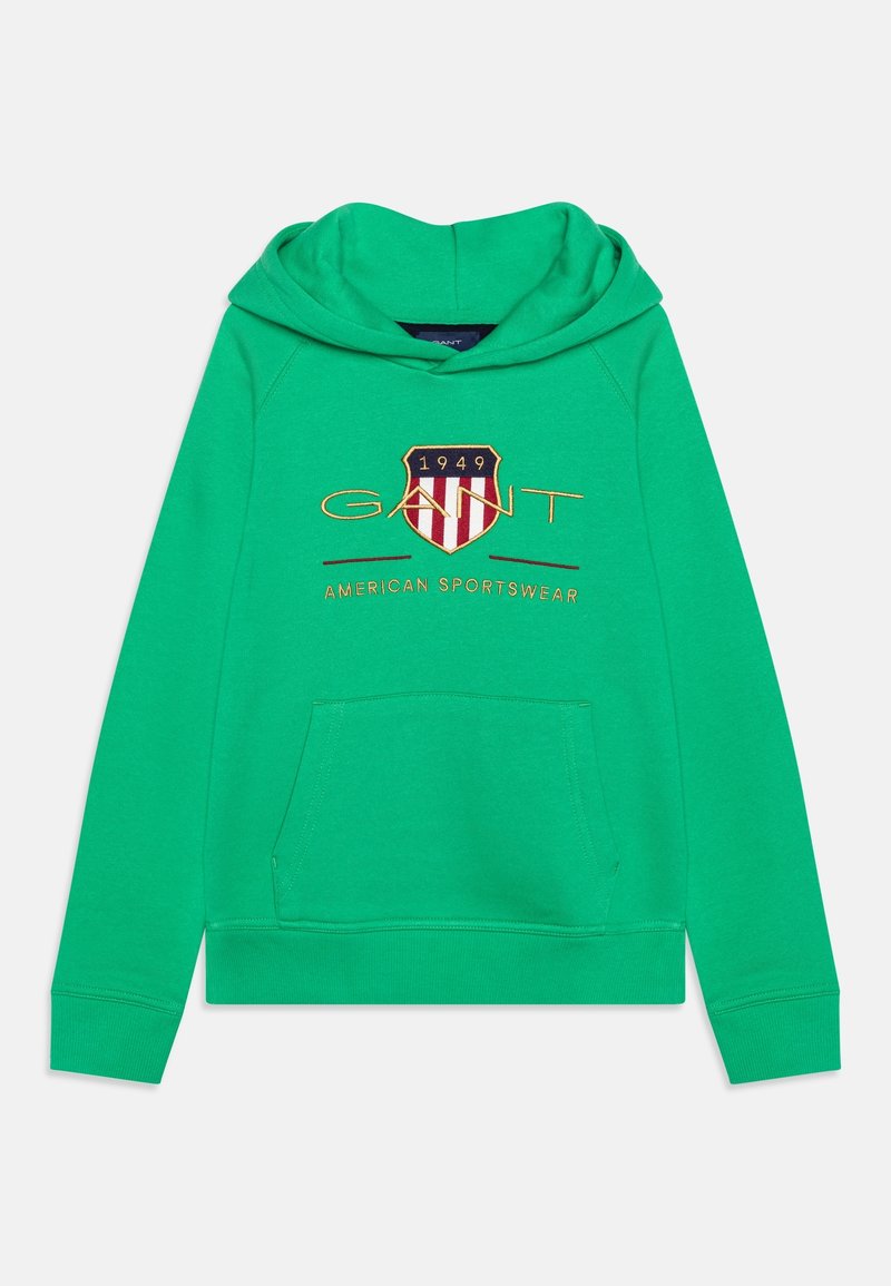 Sweat à capuche vert avec poche avant, présentant un emblème en forme de bouclier avec les textes « 1949 » et « GANT AMERICAN SPORTSWEAR » sur la poitrine.