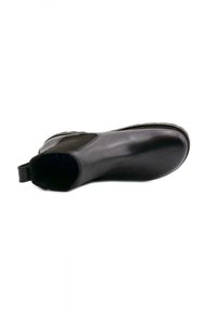 Botte chelsea en cuir noir avec une surface lisse, des panneaux latéraux élastiques, un bout arrondi et une languette à l'arrière pour un enfilage facile.