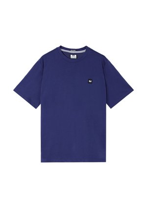 Einfaches, dunkelblaues T-Shirt mit kurzen Ärmeln, Rundhalsausschnitt und kleinem quadratischem Logo-Patch auf der linken Brust.