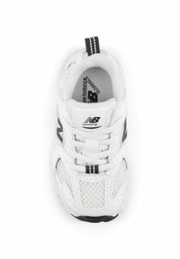 Scarpa da corsa New Balance bianca con accenti neri, tomaia in rete, collare imbottito e lacci, vista dall'alto.