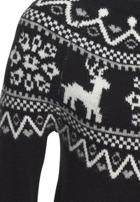 Schwarzer gestrickter Pullover mit weißen Fair-Isle-Mustern, einschließlich eines Rentiervorzeichens und geometrischen Designs, mit einer weichen, strukturierten Oberfläche.