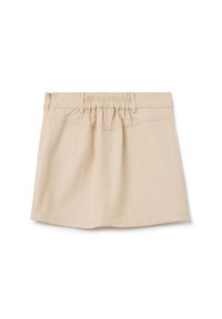Beige rok gemaakt van zacht materiaal, met een elastische tailleband, twee achterzakken en een rechte snit met een gladde textuur.