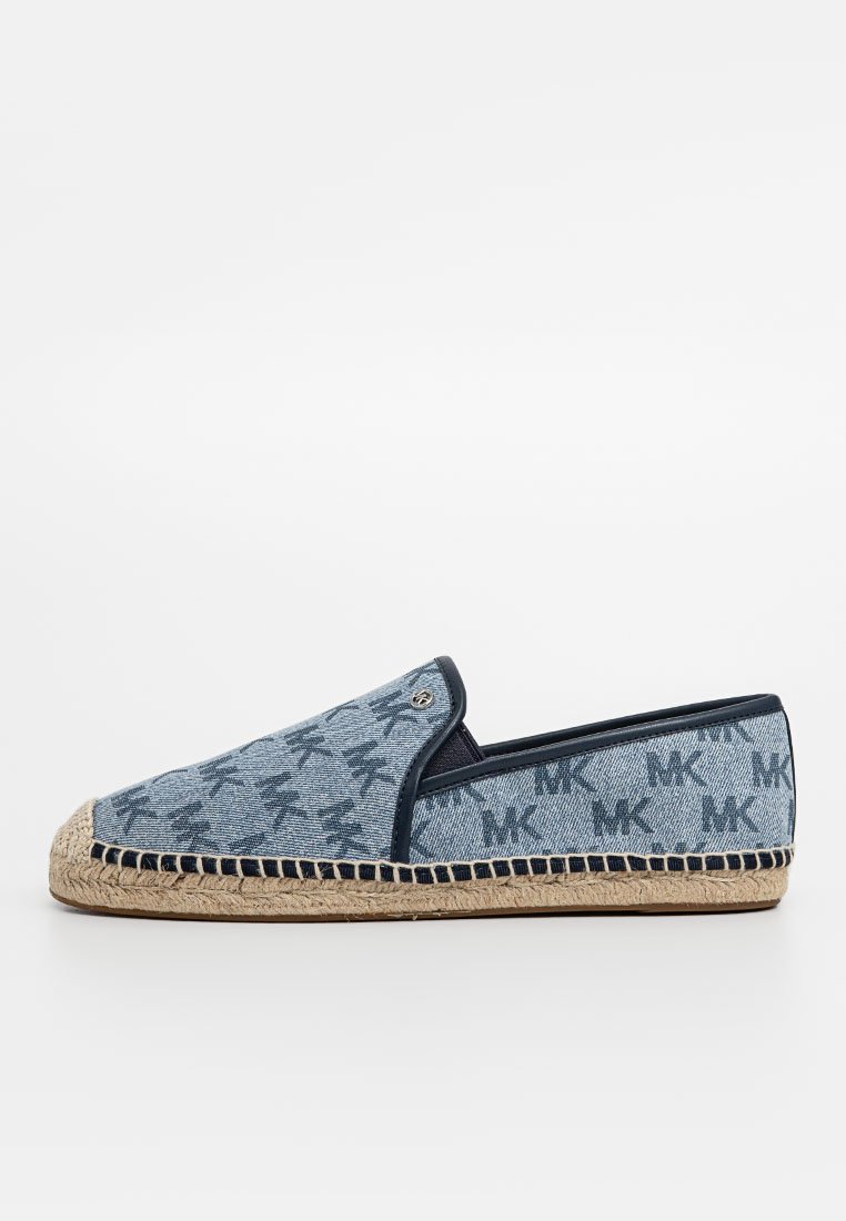 Chaussure slip-on en denim avec une touche de bleu marine et une semelle en jute tissée. Dotée d'un motif de logo répétitif et d'un côté élastique pour un enfilage facile.