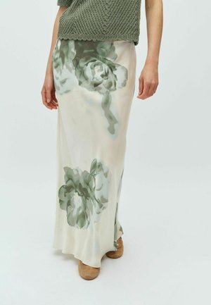Vzdušná maxi sukňa s kvetinovým vzorom v mäkkej látke s odtieňmi zelenej na svetlom pozadí. Má hladkú, ľahkú textúru.
