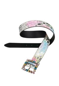 Cinturón metálico multicolor que presenta un lado inferior de cuero negro, decorado con una hebilla de piedras preciosas cuadrada y un patrón de rejilla en la correa.