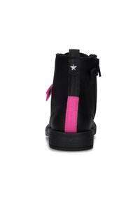 Stivaletto nero con una striscia di accento rosa. Presenta una chiusura con cerniera, superficie testurizzata e un tacco basso impilato. Dettaglio a stella argentata sul retro.