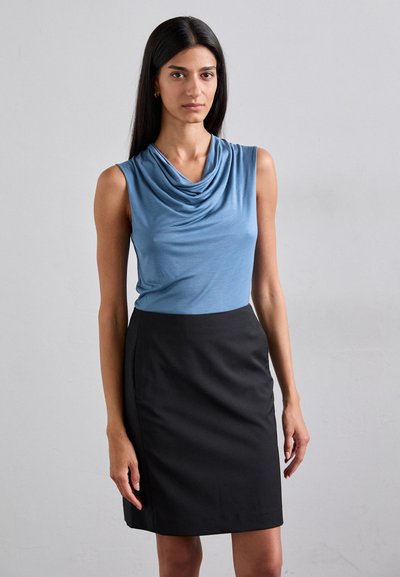 Ärmelloses blaues Top mit Kragen und Drapierungen, kombiniert mit einem figurbetonten schwarzen Rock. Glatte Textur, weicher Stoff und taillierte Silhouette.