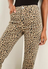Lipsy REGULAR - Pieguloša piegriezuma džinsi - leopard animal
