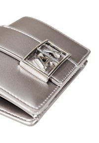 Portafoglio argento metallico con una texture liscia, dotato di una fibbia rettangolare argentata e dettagli hardware accentuati. Design minimalista.