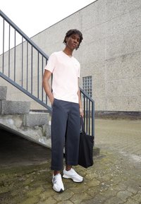 SKATE LOOSE CHINO - Püksid - black