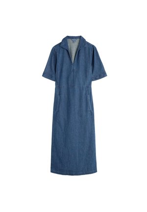Rochie din denim cu guler, mâneci scurte, decolteu adânc și buzunare laterale. Materialul este de o nuanță medie de albastru, cu o textură curată și netedă.