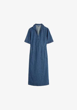 Jeanskleid mit Kragen, kurzen Ärmeln, tiefem Ausschnitt und seitlichen Taschen. Der Stoff ist mittelblau mit einer sauberen, glatten Textur.