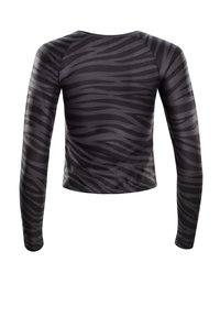 Langsleeve top van glad zwart materiaal met een subtiel donker zebra-streep patroon. Heeft een ronde halslijn en een getailleerd ontwerp.