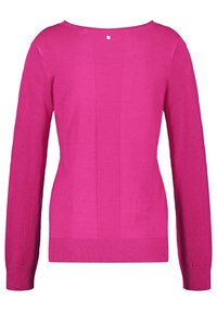 Damski sweter z długim rękawem w jasnoróżowym kolorze, z poziomymi prążkami na środku oraz ściągaczami na rękawach i dolnej części.