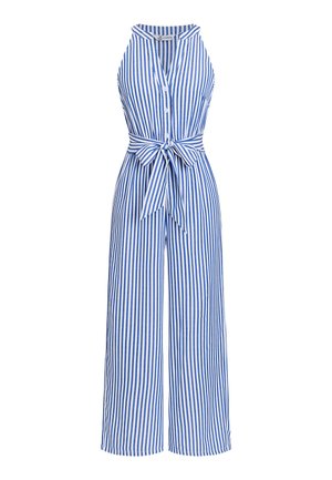 Mono sin mangas a rayas verticales azules y blancas, con botones en la parte delantera y cinturón anudado en la cintura, con pantalones de pierna ancha.