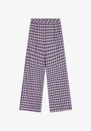 Wijd uitlopende broek met hoge taille in een paars-beige geblokte print met rode accenten, plat liggend afgebeeld tegen een witte achtergrond.