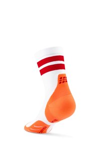 Calzino sportivo bianco con due strisce rosse in alto, tallone e punta imbottiti arancioni, e motivi di grip testurizzati sulla suola.