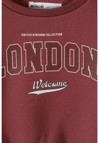 Felpa color borgogna con testo bianco, con le scritte "LONDON" e "Welcome". Collo a coste. Realizzata in morbido cotone. Adatta per bambini di età compresa tra 3 e 4 anni.